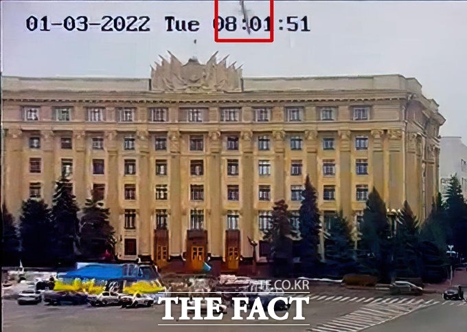 우크라이나 제2도시 하르키우 시청을 러시아의 칼리브르 순항미사일이 타격하기 위해 내리꽂히고 있다./벨링캣 트위터