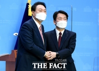  [대선 2022] '손 꼭 잡은' 윤석열·안철수 '제대로 보여드리겠다'