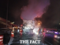  경부고속도로 달리던 화물차서 불… 인명 피해 없어