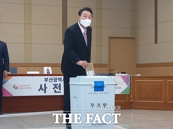 제20대 대통령선거 사전투표 시작일인 4일 오전 9시 부산 남구청에 마련된 사전투표소에서 국민의힘 윤석열 대선후보가 투표했다./부산=조탁만 기자.