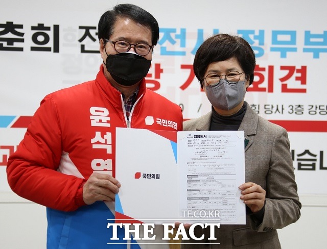 백춘희 전 대전시 정무부시장(사진 오른쪽)과 양홍규 국민의힘 대전시당위원장이 입당원서를 들고 기념촬영을 하고 있다. / 대전=김성서 기자