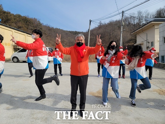 권용혁 국민의힘 경북도당부위원장이 안동시 예안면을 찾아 윤석열 후보의 지지를 호소했다./안동=이민 기자