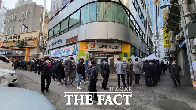 서울 중구 소공동 주민센터에 마련된 20대 대통령 선거 사전투표소를 찾는 시민들이 투표권을 행사하기 위해 대기하고 있다. /신정인 인턴기자
