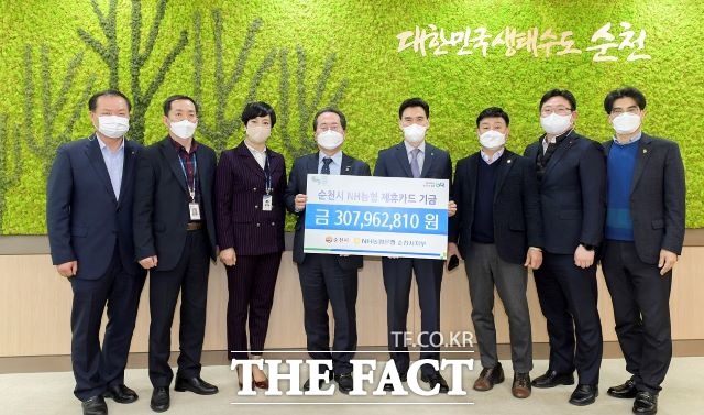 허석 순천시장이 지난해 카드결제 활성화로 적립된 기금 3억여원을 조상명 농협순천시지부장으로 전달받고 있다. /순천시 제공