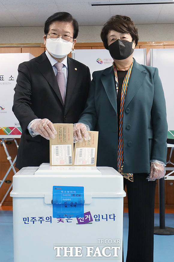 박병석 국회의장이 제20대 대통령 선거 사전투표일인 4일 오전 서울 용산구 한남동주민센터에 마련된 사전투표소에서 부인 한명희 씨와 함께 사전투표를 하고 있다./국회사진취재단