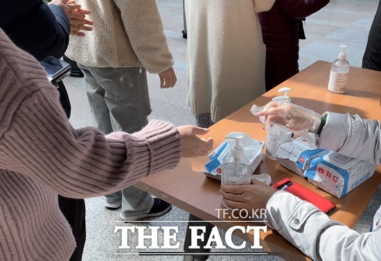 4일 사전투표룰 허기 위해 투표소를 찾은 유권자들이 투표소 앞에 마련된 소독제로 손을 소독하고 있다./의정부=박민준 기자