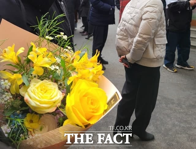 이재명 민주당 후보의 사전투표를 기다리며 노란색 꽃다발을 준비해 온 지지자. /송다영 기자