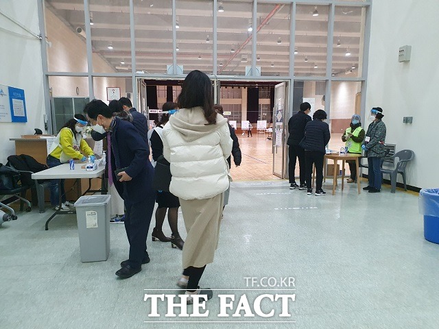 제20대 대통령선거 사전투표 첫날인 4일 도담동복합커뮤니티센터에 마련된 도담동사전투표소에서 시민들이 투표를 기다리고 있다. / 세종=최준호 기자