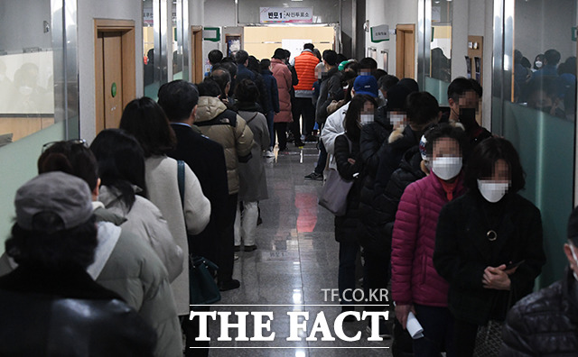 제20대 대통령선거 사전투표 첫날인 4일 오전 서울 서초구 반포1동 주민센터에 마련된 사전투표소를 찾은 유권자들이 투표 순서를 기다리고 있다. / 배정한 기자