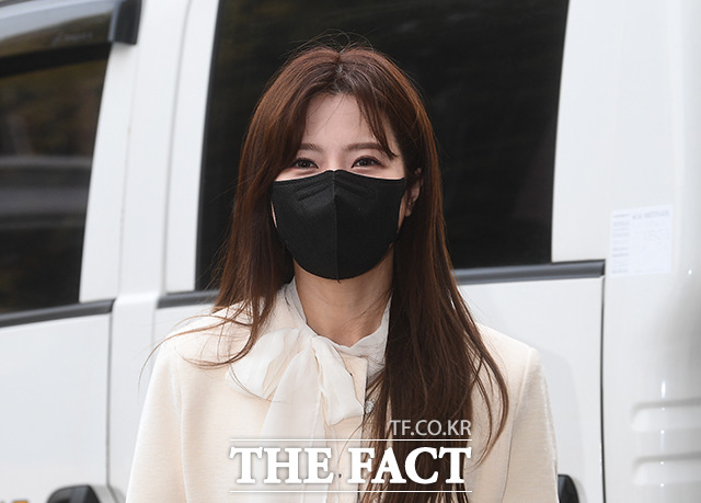 제20대 대통령선거 사전투표 첫날인 4일 오전 가수 양지은이 서울 강남구 청담동 주민센터에 마련된 사전투표소를 찾아 포즈를 취하고 있다. /이동률 기자