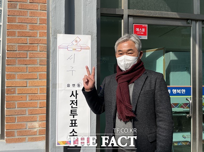 권용혁 국민의힘 경북도당부위원장이 사전투표를 마치고 나왔다./안동=이민 기자