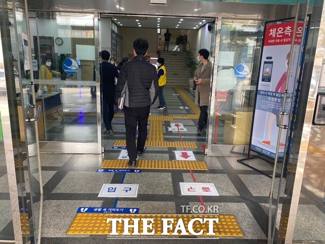 20대 대통령 선거 사전투표소가 마련된 서울 동작구청에 4일 오전 투표권을 행사하기 위해 시민들이 방문했다. /최의종 기자