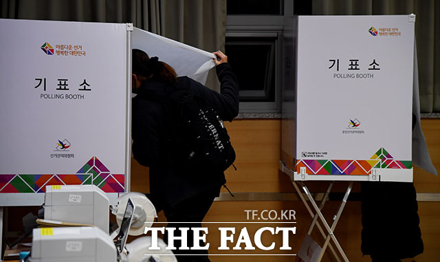 제20대 대통령선거 사전투표 첫째날인 4일 오전 서울 서초구 서초1동 주민센터에 마련된 사전투표소에서 시민들이 투표를 하고 있다. /이덕인 기자