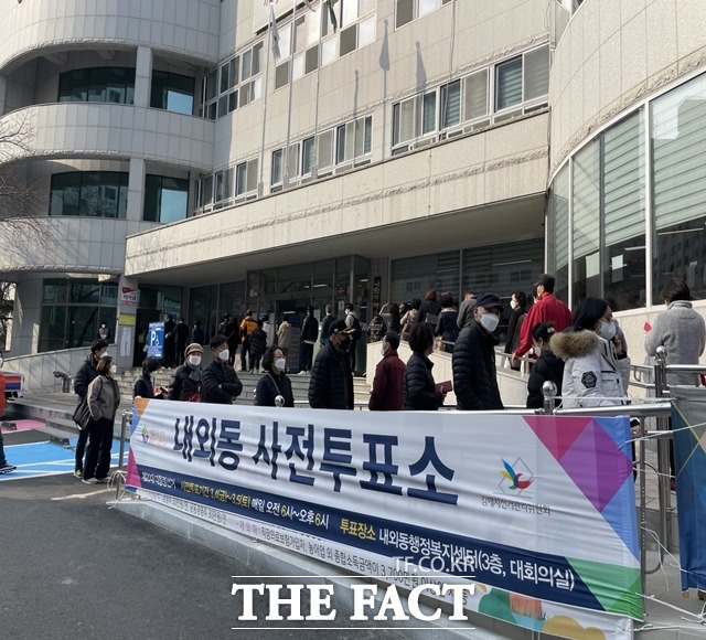 김해시 내외동 행정복지센터에 마련된 사전투표소를 찾은 유권자들이 줄지어 서있다. /김해=강보금 기자