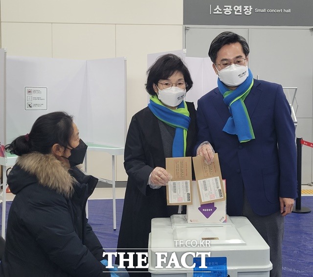 새로운물결 김동연 대표가 4일 논산시 아트센터 마련된 사전 투표소에서 부인 정우영 여사와 함께 사전 투표를 하고있다. /논산=이병렬기자