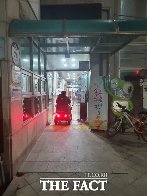 한 장애인이 4일 오전 6시20분께 사전투표를 하기 위해 경기 수원시 영통구 매탄3동 행정복지센터 사전투표소로 향하고 있다./ 수원= 김경호 기자