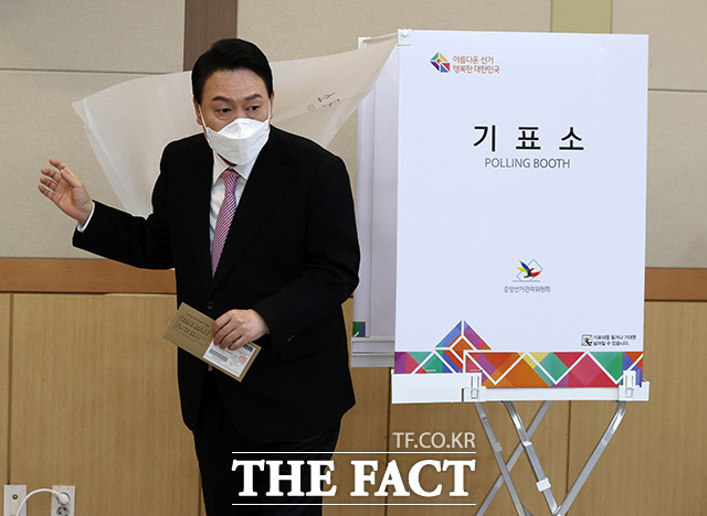 이날 윤 후보는 부산 지역 유세에 앞서 남구청에 마련된 사전투표소에서 투표를 마쳤다. 배우자인 김건희 씨도 자택 인근 사전투표소에서 홀로 투표를 마친 것으로 확인됐다. /부산=이선화 기자