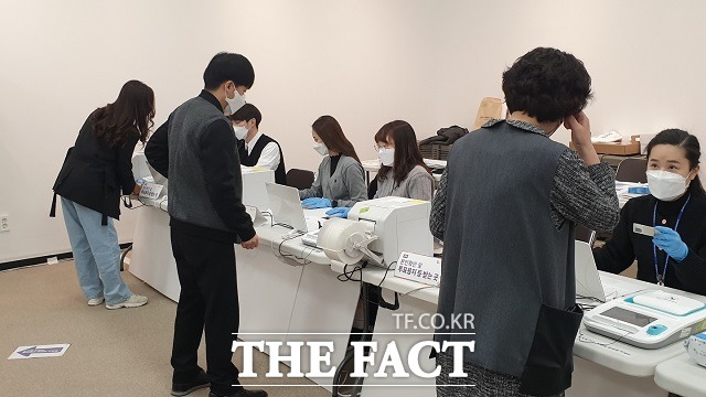 제20대 대통령선거 사전투표 첫날인 4일 대전시청에 마련된 둔산1동사전투표소에서 시민들이 본인 확인을 하고 있다. / 대전=최영규 기자