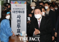  윤석열, 사전투표 첫날 '부산서 홀로 투표완료' [TF사진관]