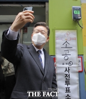  [2022 대선] 이재명, 사전투표 완료…'광화문 촛불 든 국민들 생각해'
