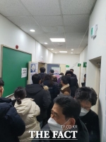 [대선 2022]수원  오전 6시부터 사전투표 장사진...줄서서 대기