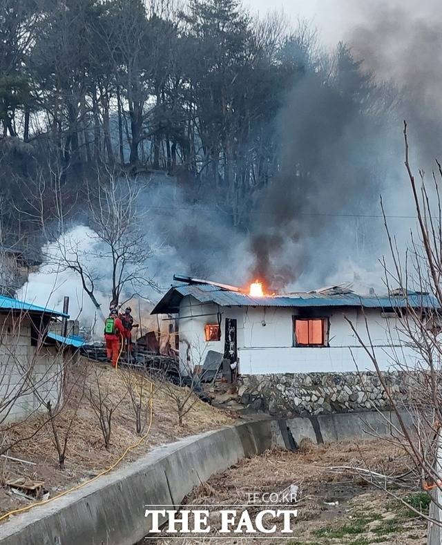 경북 울진에서 강원도 삼척으로 북진했던 산불이 바람 방향이 바뀌면서 다시 울진 남쪽을 향해 산림 당국이 확산 저지에 총력을 기울이고 있다./울진·삼척=김채은 기자