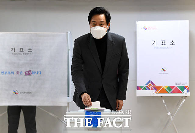 오세훈 서울시장이 제20대 대통령선거 사전투표 이틀째인 5일 오전 서울 광진구 자양제3동주민센터 사전투표소에서 투표를 하고 있다./임영무 기자