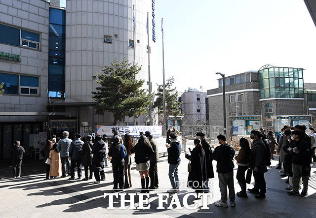 제20대 대통령선거 사전투표 이틀째인 5일 오후 서울 용산구 한남동 주민센터에 마련된 사전투표소에서 유권자들이 투표를 위해 줄을 서고 있다. /남용희 기자