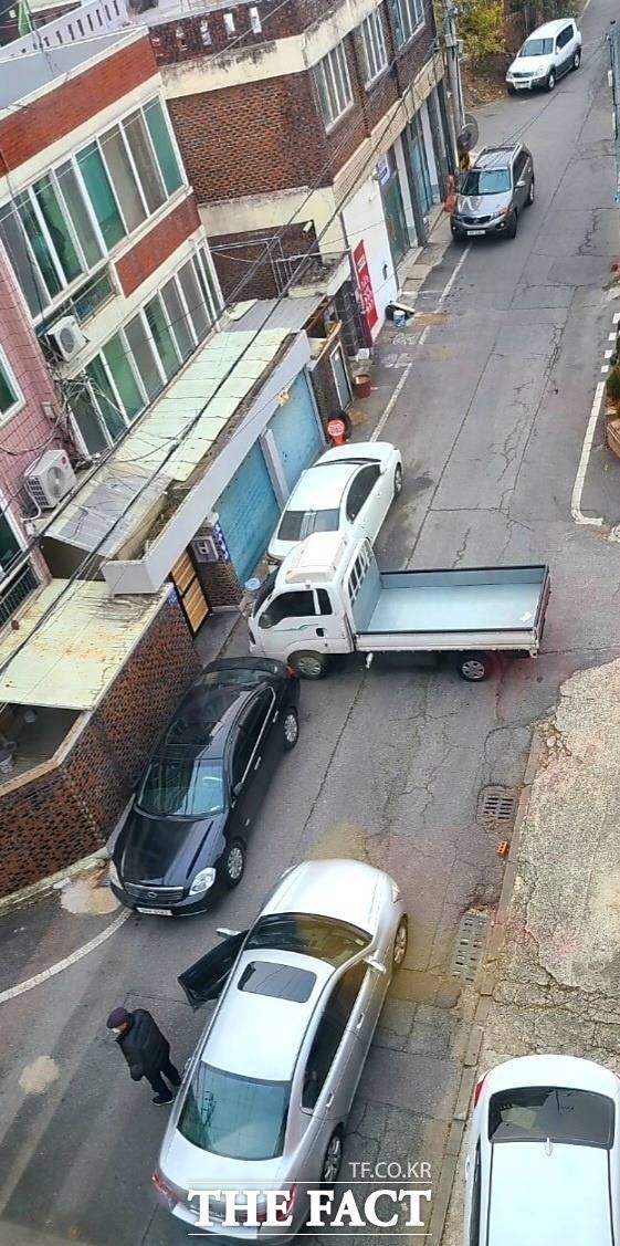 광주·전남의 여성 커뮤니티에 도로 한복판을 막아버린 전기충전 트럭 운전자에 대한 글이 올라왔다. / 제보자 제공