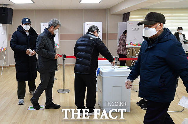 제20대 대통령선거 사전투표 이틀째인 5일 오후 3시 기준 누적 사전투표율은 30.74%로 집계됐다. 역대 최고 수치다. 이날 오전 서울 광진구 자양제3동주민센터 사전투표소를 찾아 투표하는 시민들. /임영무 기자