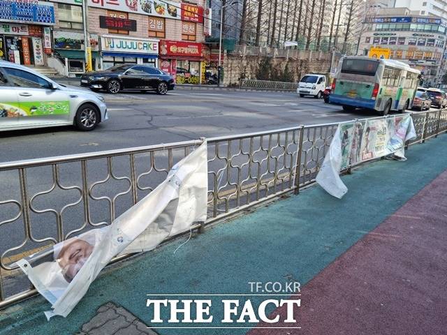 천안시 신방동 도로변의 대선 선거벽보가 강한 바람에 뜯겨져 나갔다. / 천안 = 최현구 기자