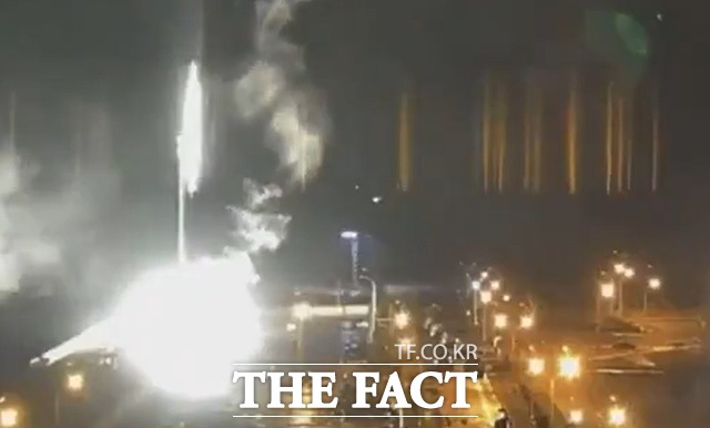 러시아군의 포격으로 유럽 최대 규모인 자포리자 원전에서 화염이 치솟고 있다. /팍스뉴스 유튜브 캡쳐