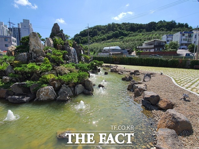 예산군은 주교도시숲 내 인공폭포를 7일부터 본격 가동한다. / 예산군 제공