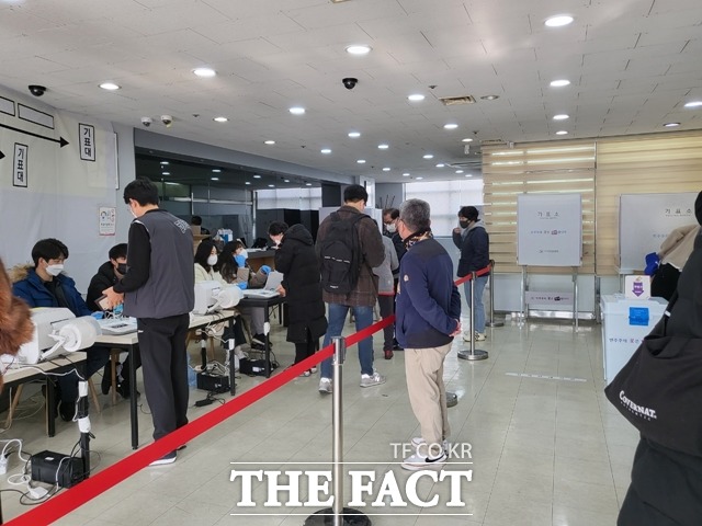 제20대 대통령선거 사전투표 첫날인 4일 나사렛대에 마련된 쌍용2동 사전투표소에 시민들이 투표를 하고 있다. / 천안 = 김아영 기자