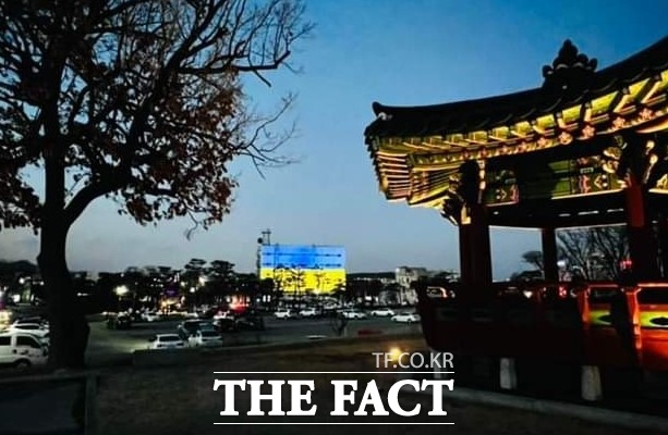 홍성군은 우크라이나 전쟁 종식과 평화를 기원하며 파란색과 노란색으로 구성된 우크라이나 깃발을 보여주는 평화의 빛(Peace Light) 캠페인을 오는 6일까지 펼친다. 홍주읍성에서 바라본 모습. / 홍성군 제공