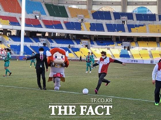 박형준 부산시장은 5일 오후 4시 부산아이파크 홈구장인 부산 아시아드 주경기장에서 시축을 했다./부산시청 제공.