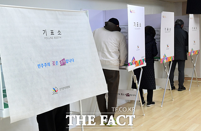제20대 대통령선거 사전투표 이틀째인 5일 오전 12시 투표율은 25.19%로 집계됐다. 이날 오전 서울 광진구 자양제3동주민센터 사전투표소를 찾아 투표하는 시민들. /임영무 기자
