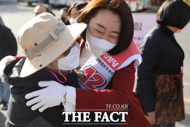 김재연 진보당 대선 후보가 5일 오전 광주 무등산에서 유세를 갖고 지지를 호소하고 있다. /진보당 제공