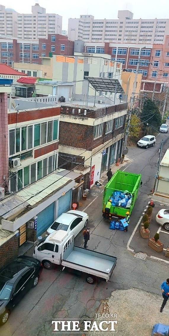 광주·전남의 여성 커뮤니티에 도로 한복판을 막아버린 전기충전 트럭 운전자에 대한 글이 올라왔다. / 제보자 제공