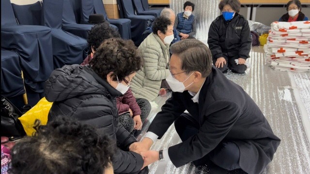 이재명 더불어민주당 대선 후보는 5일 새벽 대형 산불이 발생한 울진과 삼척을 비공개로 방문했다. 삼척 원덕복지회관 제 1 대피소에서 주민 손잡고 이야기하는 이 후보. /더불어민주당 제공