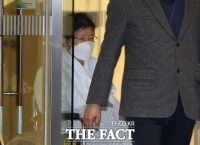  [단독] 묶음머리에 남색 외투...박근혜, 휠체어 없이 병원 인근서 사전투표