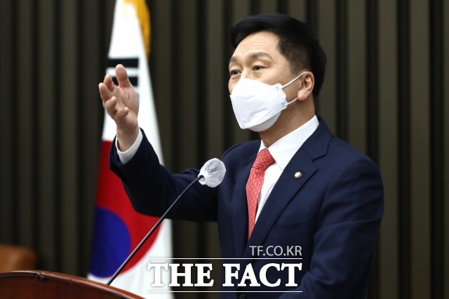 김기현 국민의힘 원내대표는 6일 국민의힘 몰표 주는 울진에 불 더 났으면이라는 더불어민주당 지지자의 글에 대해 믿기지 않는다. 제정신인가?라며 격분했다. /남윤호 기자