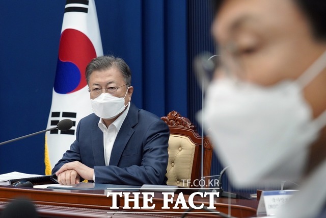 문재인 대통령이 6일 대선 사전투표 과정에서 발생한 부실 선거관리 논란에 입장을 밝혔다. /청와대 제공