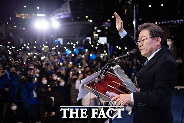 이재명 더불어민주당 대선 후보가 6일 오후 서울 용산구 용산역 광장에서 열린 위대한 국민의 선택! 이재명입니다 유세에서 지지자들을 향해 인사하고 있다. /국회사진취재단