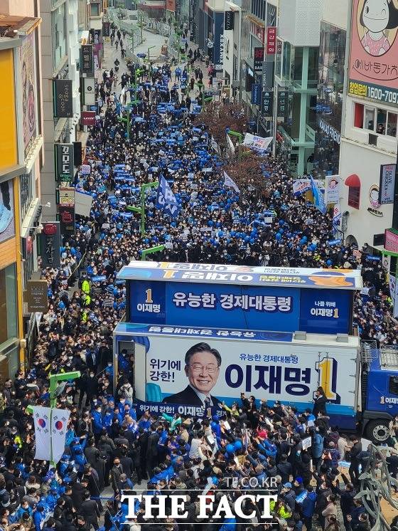 7일 오후 부산 중구 광복로 광장 일원에 더불어민주당 이재명 대선후보의 지지자들이 발디딜 틈 없이 운집해 있다. /부산=조탁만 기자.