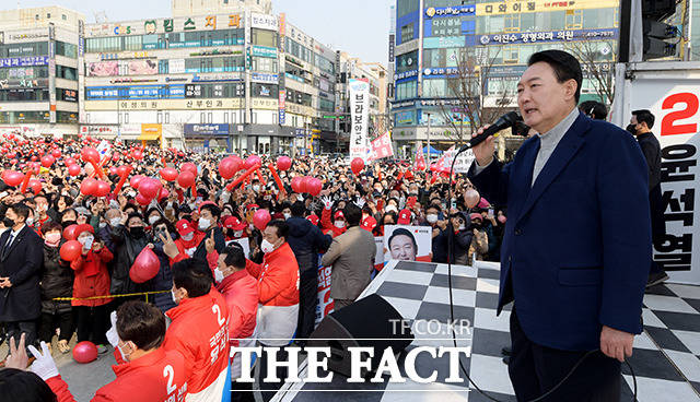 윤석열 국민의힘 대선후보가 7일 오후 경기도 안산시 단원구 안산문화광장을 찾아 지지를 호소하고 있다. /안산=이선화 기자