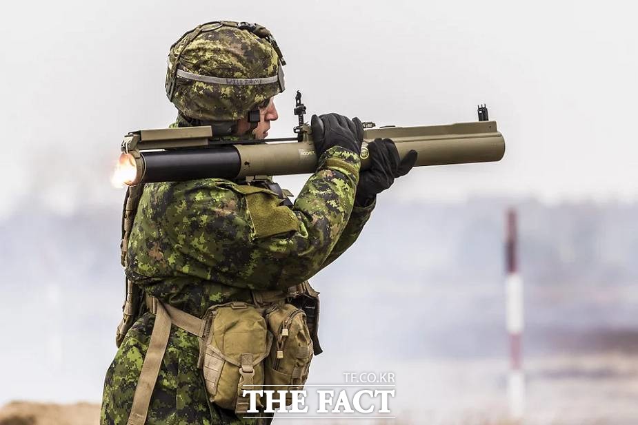 캐나다가 우크라이나에 근접 대전차 무기 M72 LAW 2700정을 공급하기로 했다. 캐나다군인이 M72를 쏘고 있다./아미레커그니션닷컴