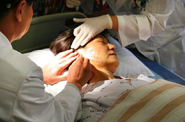 정치인들이 봉변을 당하는 경우는 종종 발생한다. 지난 2006년 5월 서울시장 후보 지원유세 현장에서 커터칼에 얼굴을 피습당한 뒤 치료를 받고 있는 모습. /새누리당(현 국민의힘) 제공