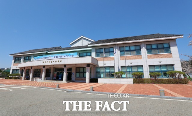 무주군이 이삭도열병 등 벼 병해충 피해농가에 대한 복구지원금 1억100만원을 투입할 계획이라고 7일 밝혔다. 사진 무주군농업기술센터 전경. /무주군 제공