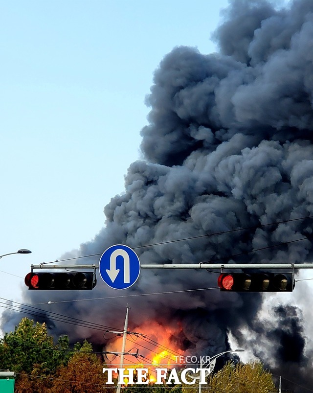 작년 11월 광주시 도천동에서 건물 4개동이 전소하고 주변 건물 4개동이 부분소 하는 등 약 88억 원의 재산피해를 낸 대형 화재도 담배꽁초로 인한 화재로 밝혀졌다. / 광주=이병석 기자